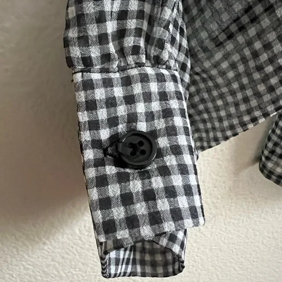 Black And White Blouse Who What Wear Mid Length Sleeve Ruffled Neckline Size L - Picture 10 of 11